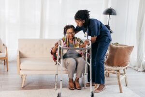 الفارق بين مقدمة رعاية منزلية بالرياض (caregiver) و ممرضة منزليه بالرياض (Nurse)
