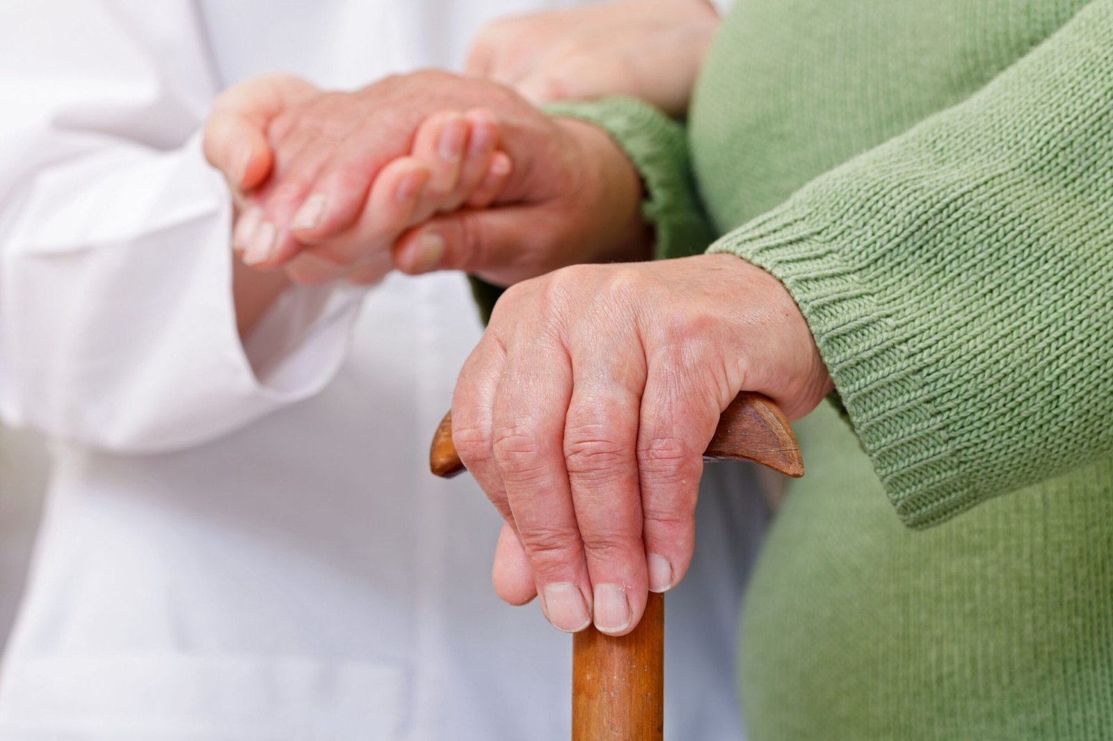Read more about the article الفارق بين مقدمة رعاية منزلية بالرياض (caregiver) و ممرضة منزلية بالرياض (Nurse)